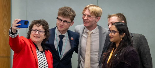 y Llywydd yn tynnu hunlun gyda chynghorwyr SIC o’r gorffennol a’r presennol