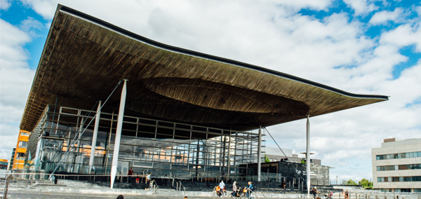 Adeilad y Senedd ym Mae Caerdydd