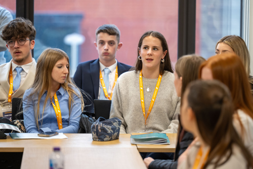 Roedd aelodau wedi eistedd o gwmpas bwrdd yn esmwyth