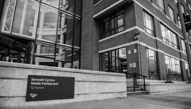 Adeilad swyddfa Tŷ Hywel ym Mae Caerdydd