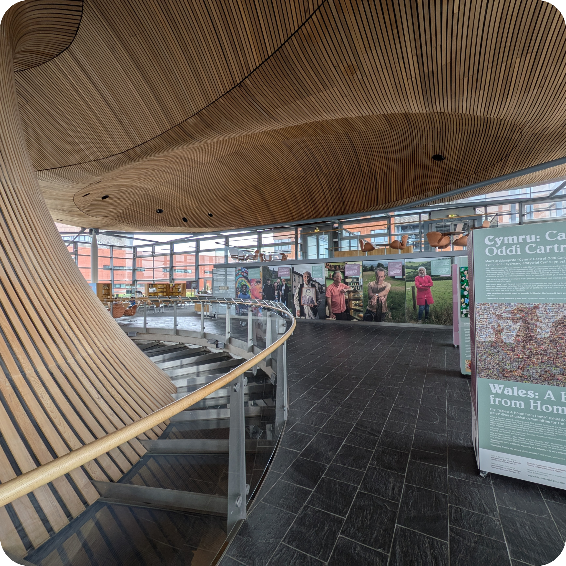 Llun yn dangos yr Oriel yn y Senedd gydag arddangosfa yn y cefndir.